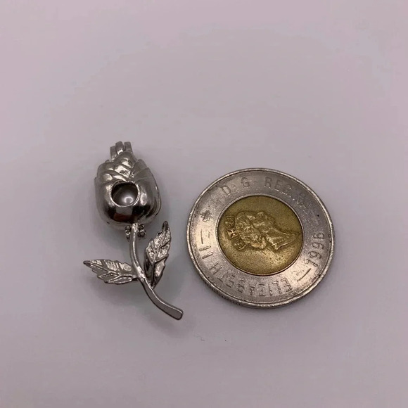 🖤 Silver plated rose cage with faux pearl charm  pendant - Picture 2 of 4